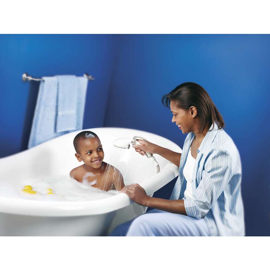 moen-dn8001-hand-shower-in-use-38