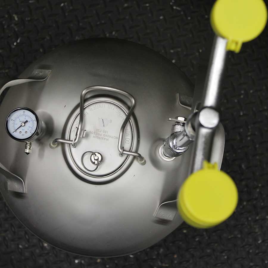 speakman-se-590-top-down-view-of-container-170