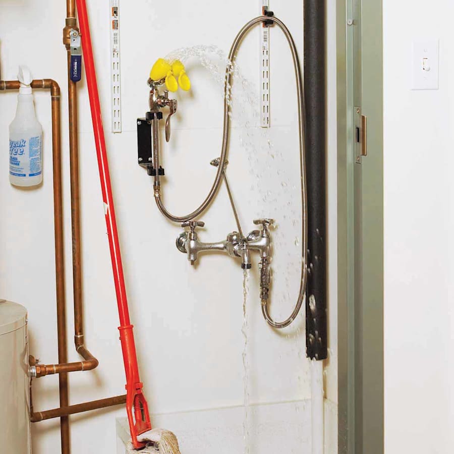 speakman-sef-9000-eye-wash-and-faucet-in-use-view-138