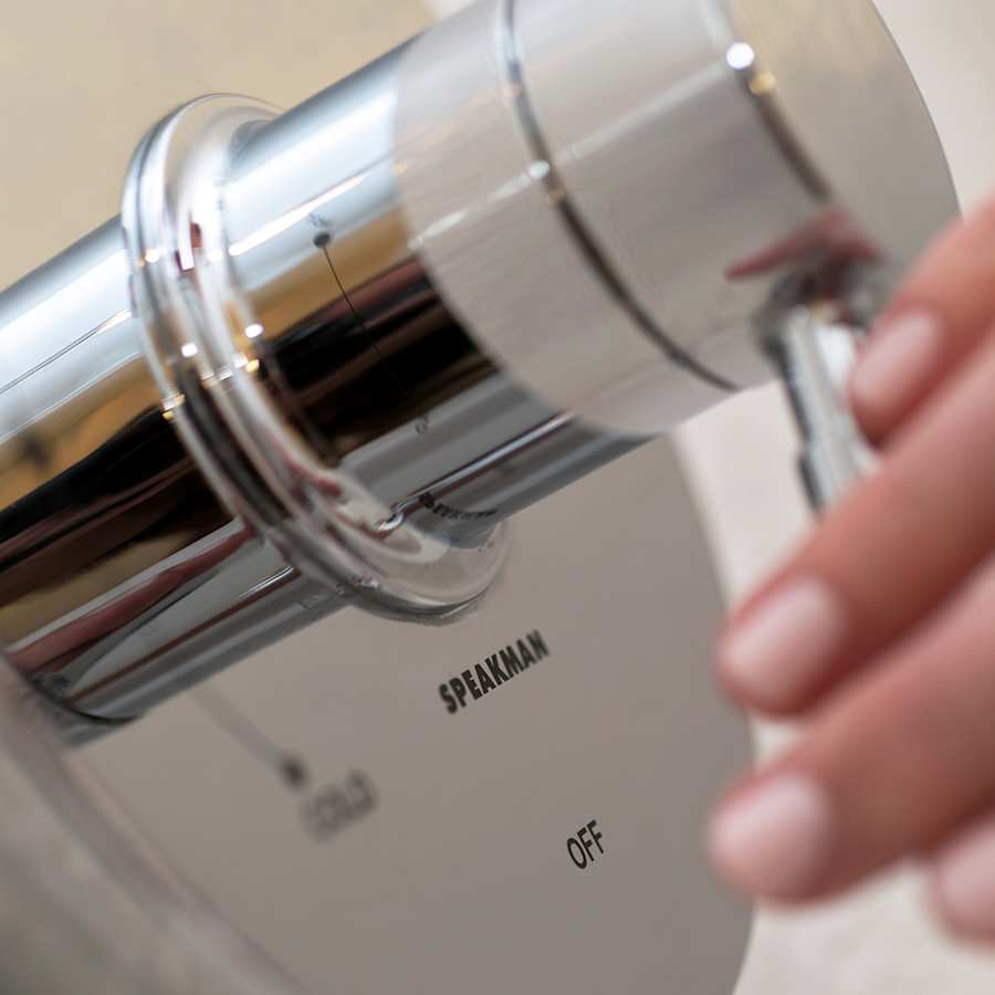 speakman-sm-1000-p-in-use-handle-closeup-65