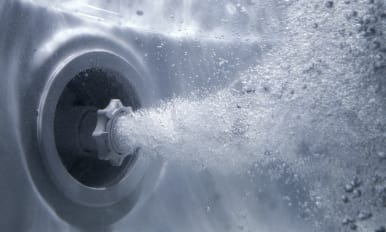 BATH TUB WITH WATER JETS